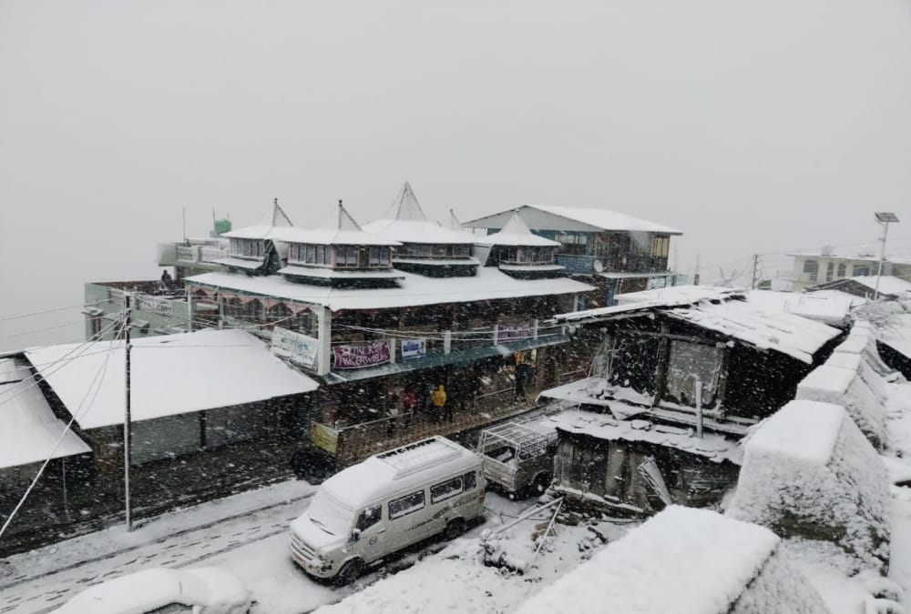Uttarakhand Snowfall News: Heavy Snow Covered Hilly Area before New Year see Awesome Photos