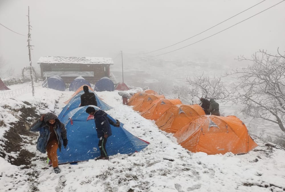 Uttarakhand Snowfall News: Heavy Snow Covered Hilly Area before New Year see Awesome Photos