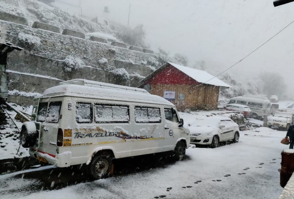 Uttarakhand Snowfall News: Heavy Snow Covered Hilly Area before New Year see Awesome Photos
