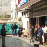 गोलघर बलदेव प्लाजा नईम एंड संस मोबाइल शॉप में जांच करती एटीएस की टीम