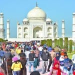 ताजमहल में पर्यटक (फाइल फोटो)