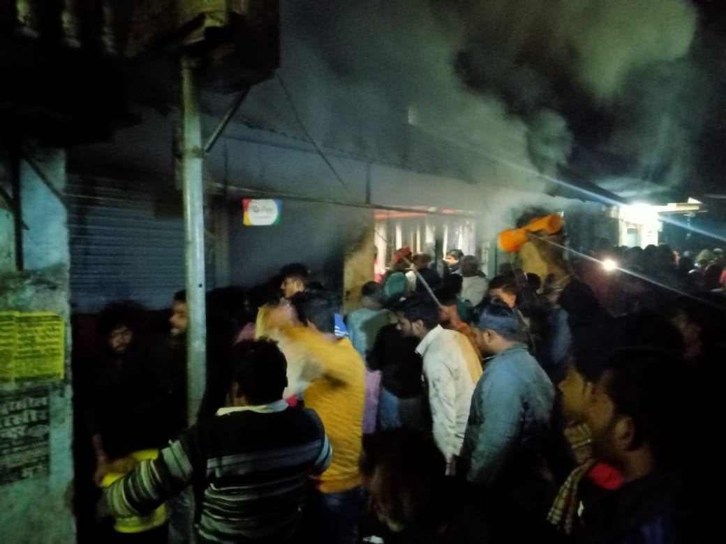 Heavy fire in clothes shop late night in Ghazipur loss of millions