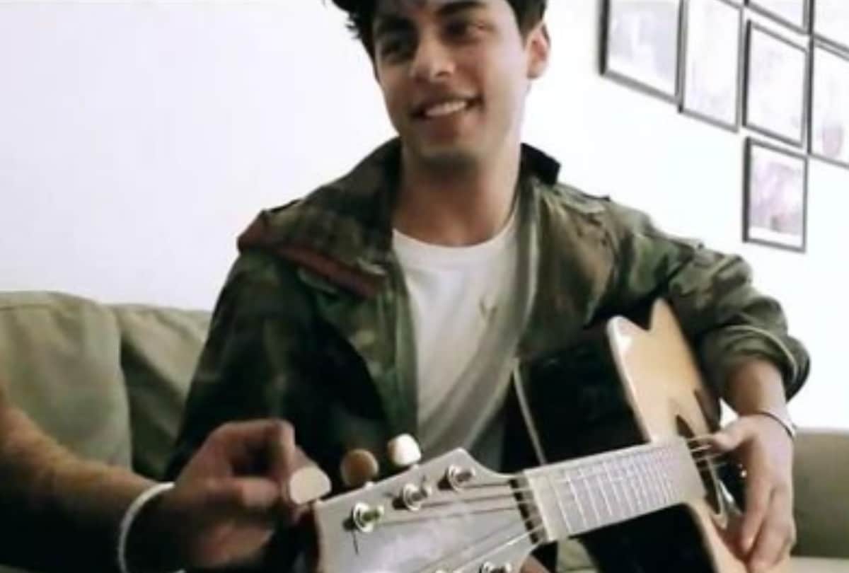 Shah Rukh Khan son Aryan Khan plays guitar sung a song video goes viral