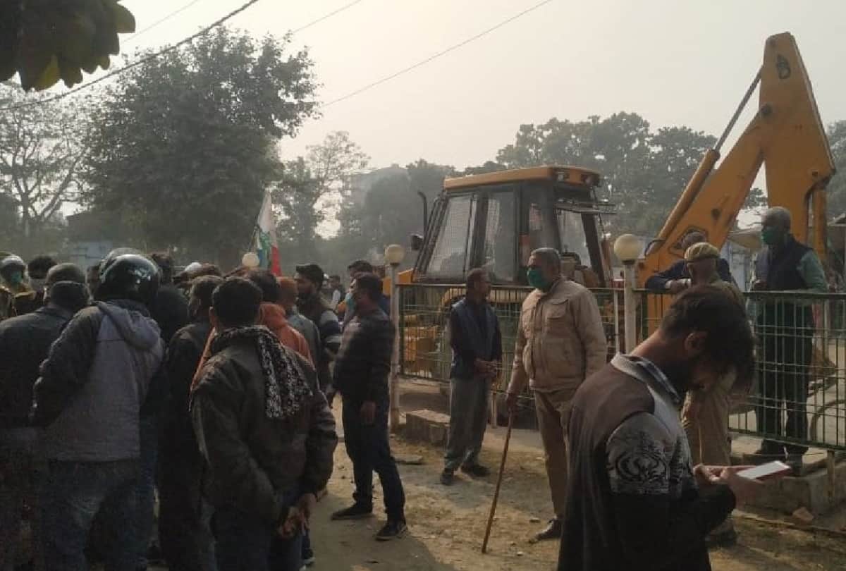 GDA bulldozer on illegal occupation amidst heavy protest in Gorakhpur
