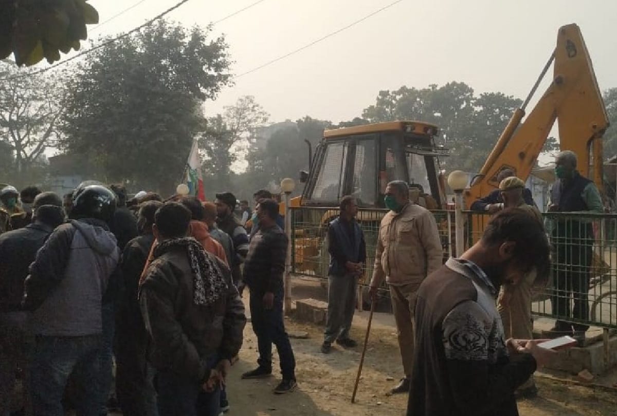 GDA bulldozer on illegal occupation amidst heavy protest in Gorakhpur