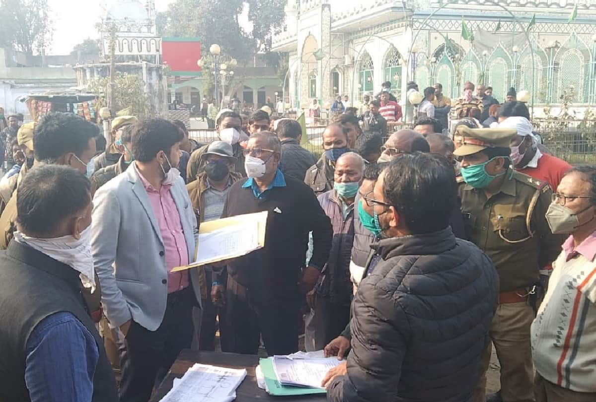 GDA bulldozer on illegal occupation amidst heavy protest in Gorakhpur