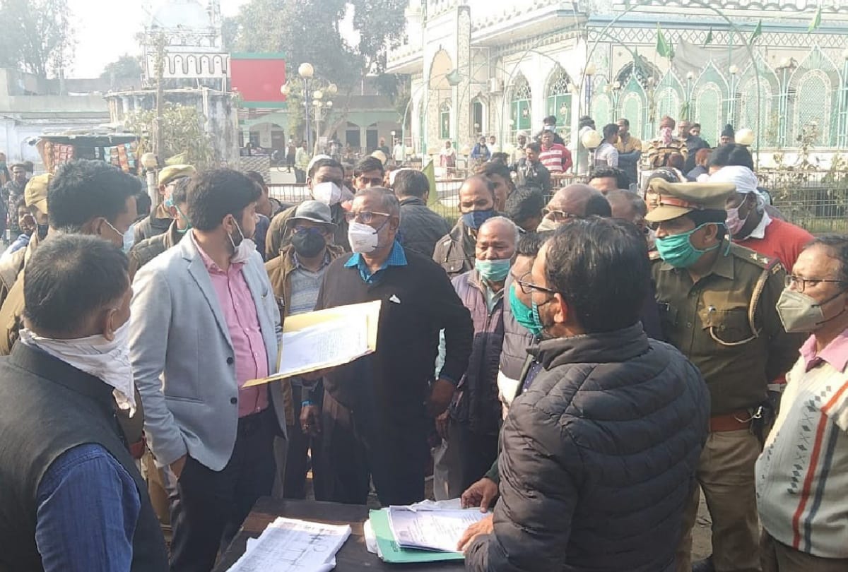 GDA bulldozer on illegal occupation amidst heavy protest in Gorakhpur