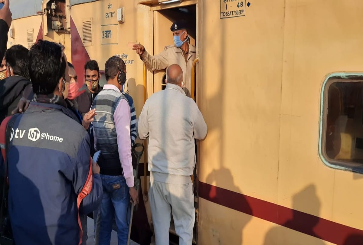 jabalpur express stopped on faridabad railway station on bomb call man who inform overheard two people talking