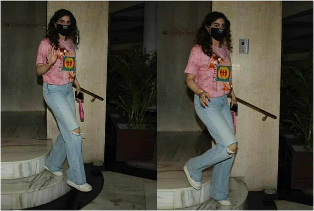 khushi kapoor steps out in cool look wearing 68k tshirt janhvi kapoor impress in blue lehenga