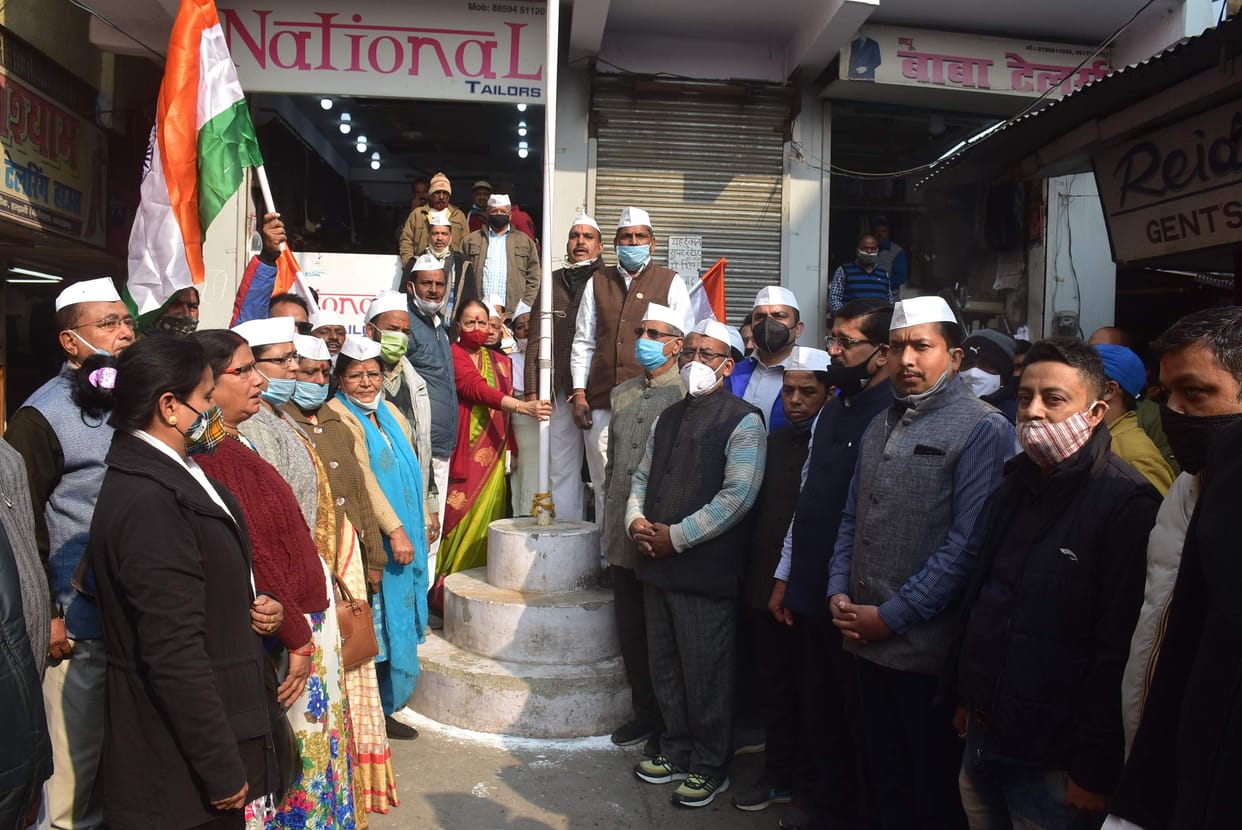 Congress workers take out tricolor on party's foundation day