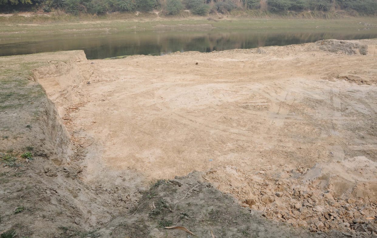 Mining mafia dug up Say river, officer unknown