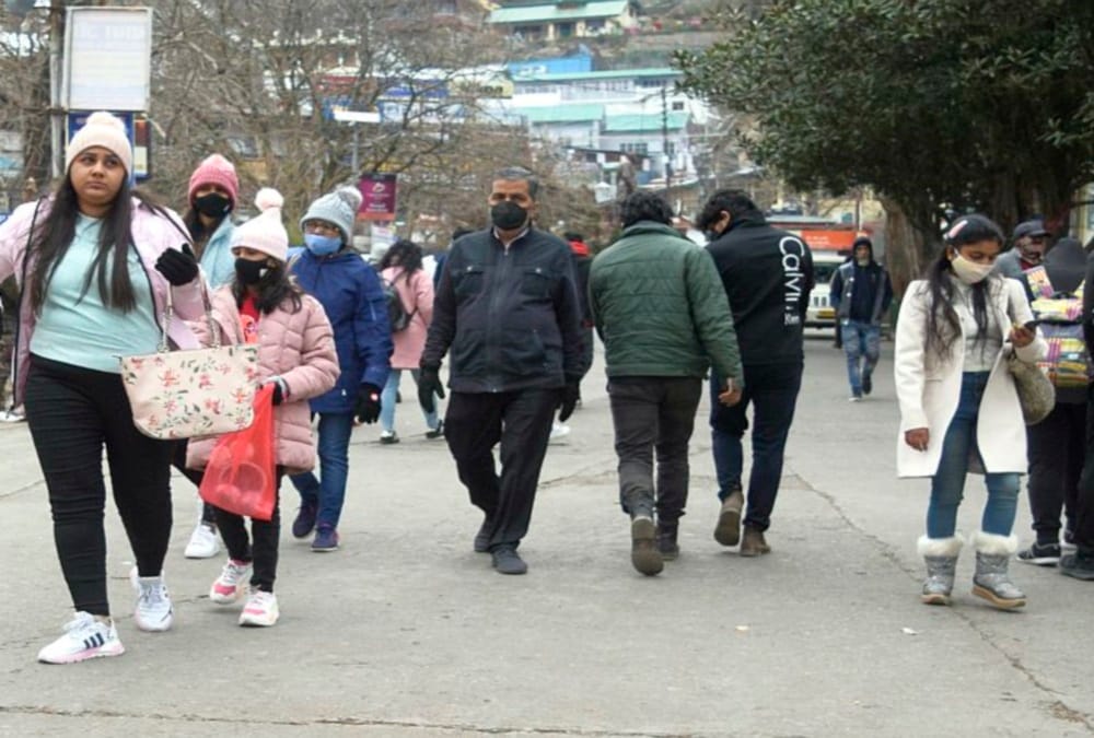 New Year 2021: Comedian Raju Srivastav Walked on Nainital Mall Road wearing Cap and Muffler