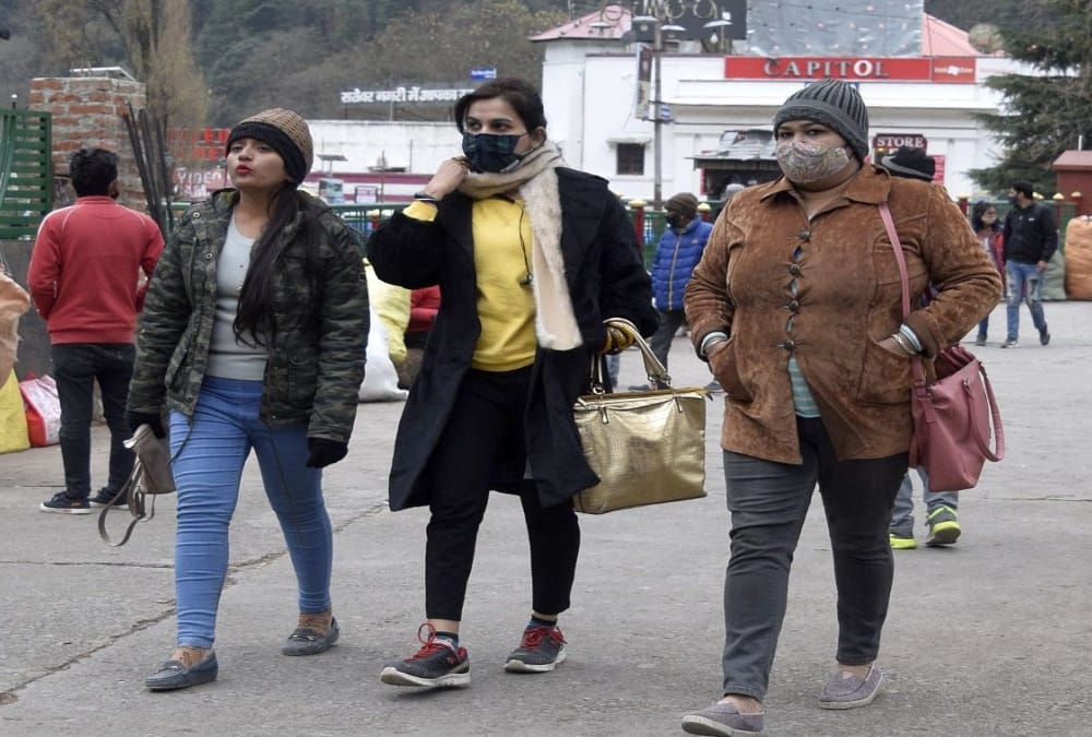 New Year 2021: Comedian Raju Srivastav Walked on Nainital Mall Road wearing Cap and Muffler