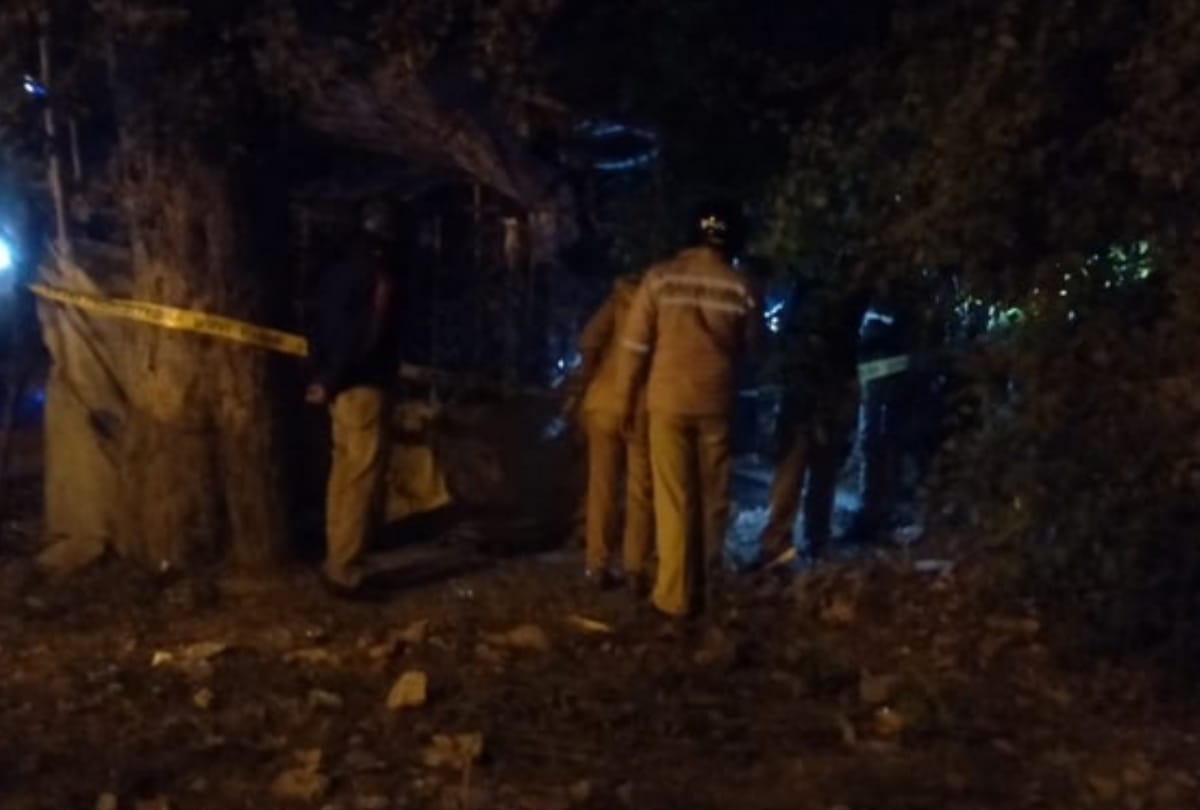 Lucknow: A girl burnt herself by standing on the roadside, Scooty