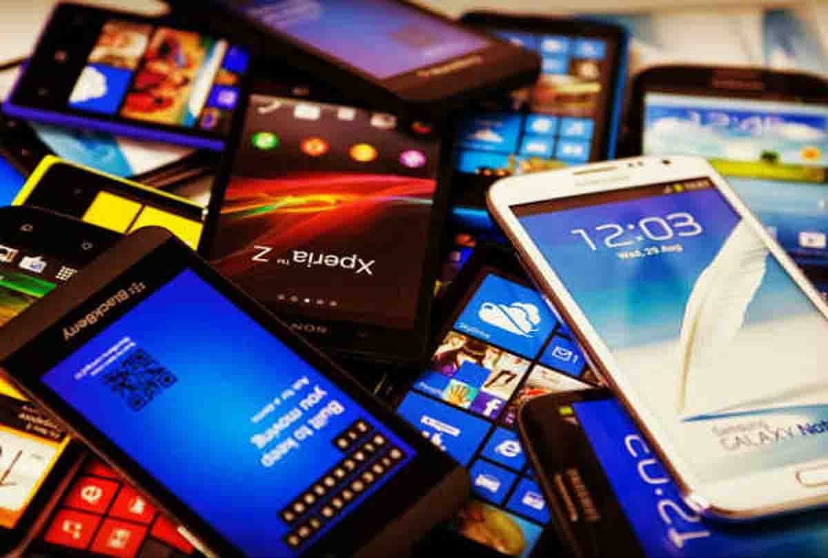 police nabbed three teenagers and gang who theft mobile phone
