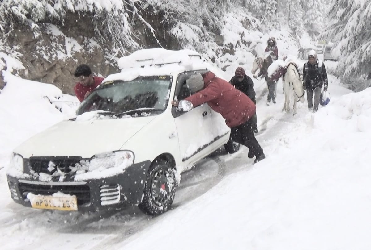 Himachal Weather report: 330 roads closed due to heavy snowfall in himachal pradesh