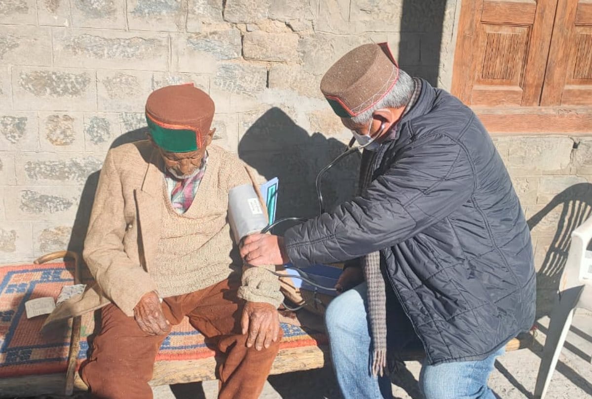 India first voter Shyam Saran Negi health check up by doctors in Kinnaur