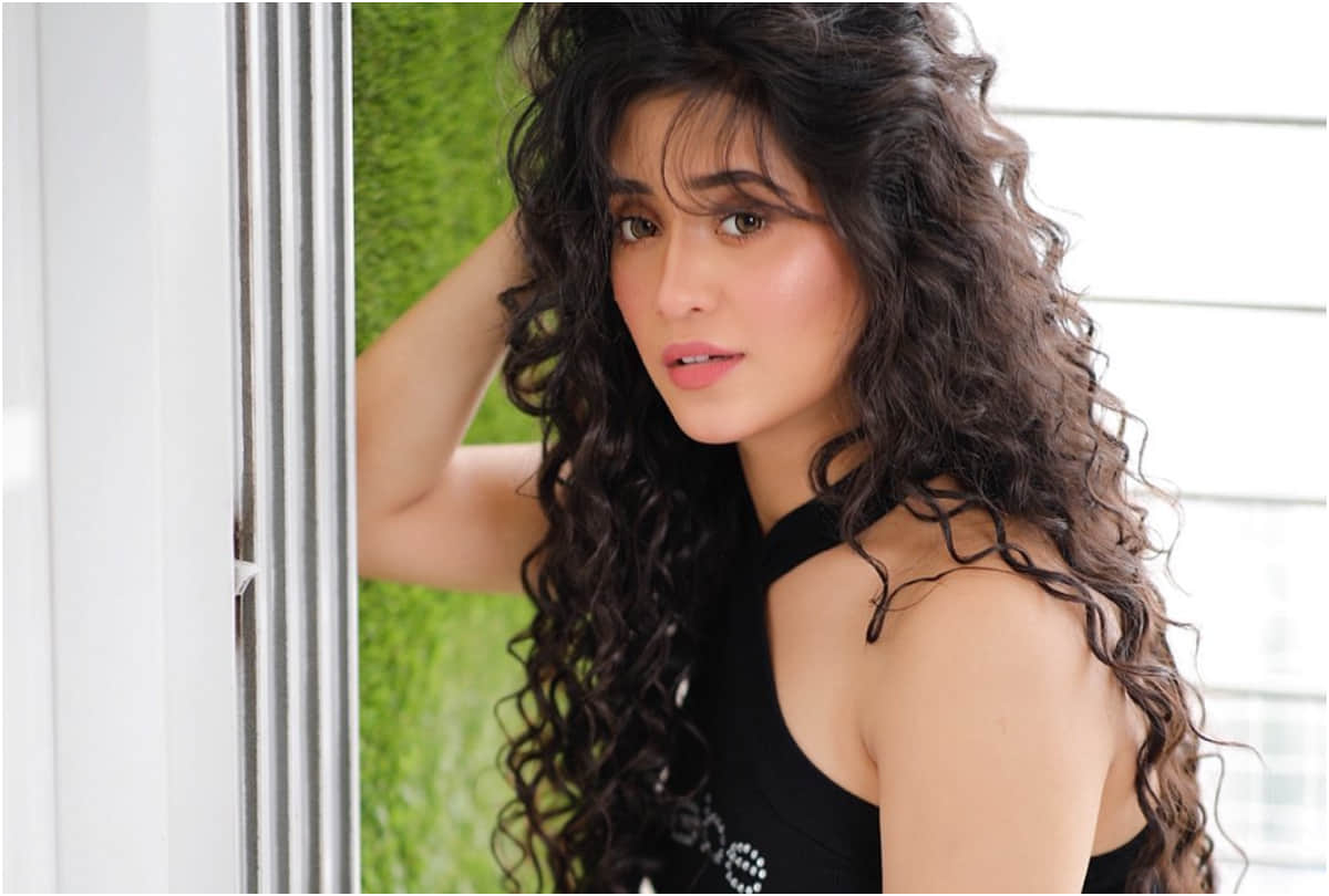 tv actress mouni roy hina khan surbhi chandna to shivangi joshi show glamour on social media