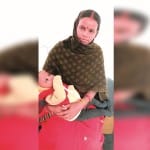 बुड़ियापार गांव की रहने वाली संजू अपने डेढ़ साल के बेटे के साथ