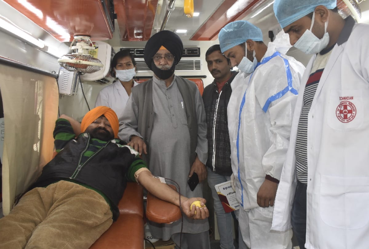Many people donate Blood in donation camp organised in gorakhpur by amar ujala foundation