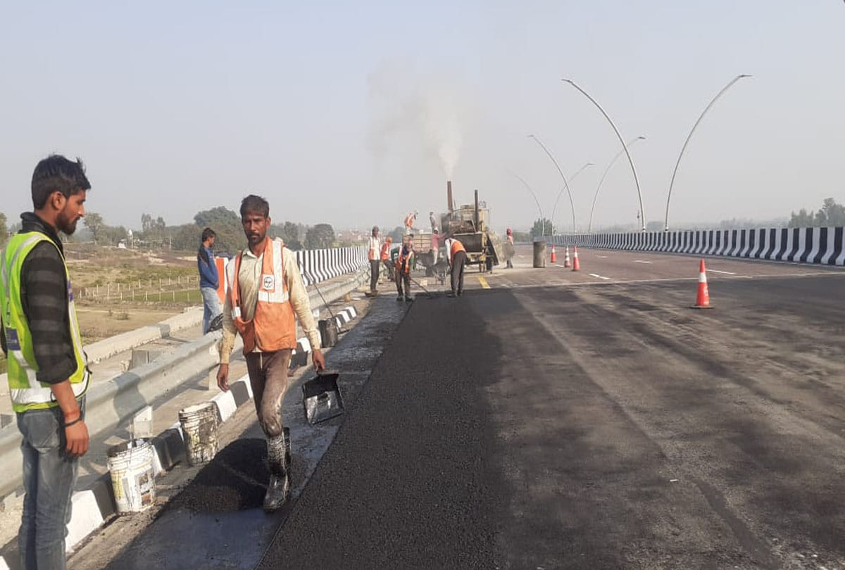 Many vehicles survived the accident due to road collapsed on the Lucknow-Agra Expressway
