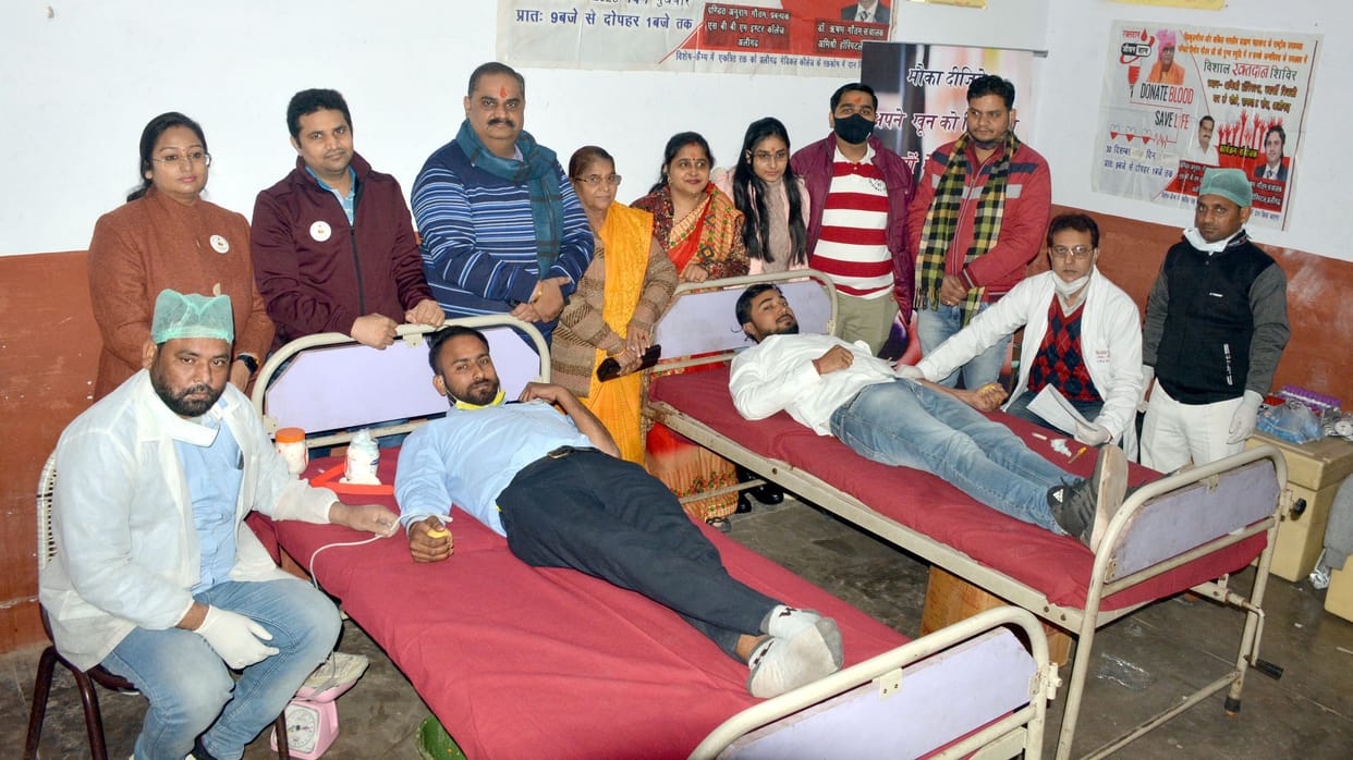 people donating blood in amar ujala camp