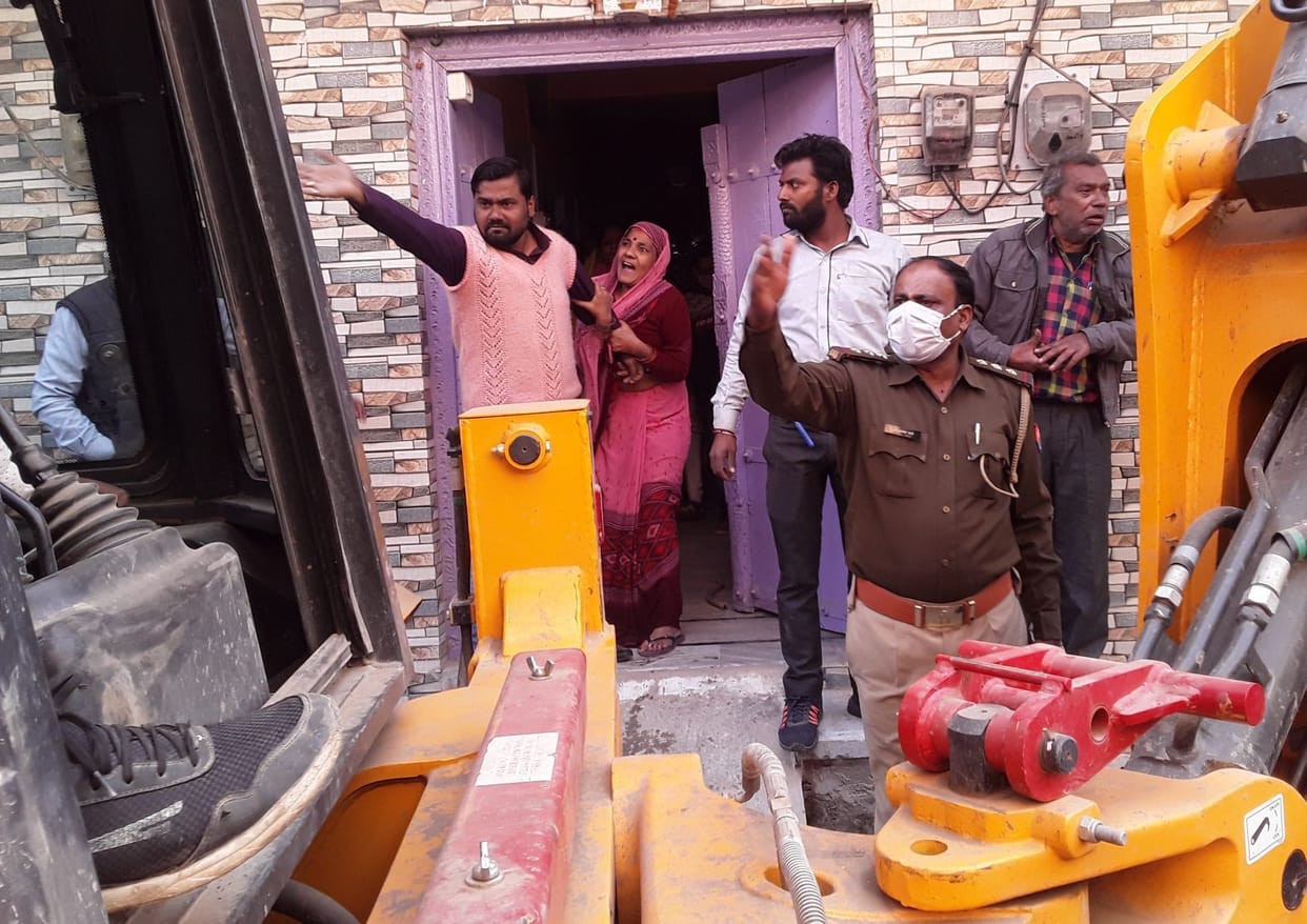 JCB driver beaten up when the platform collapses