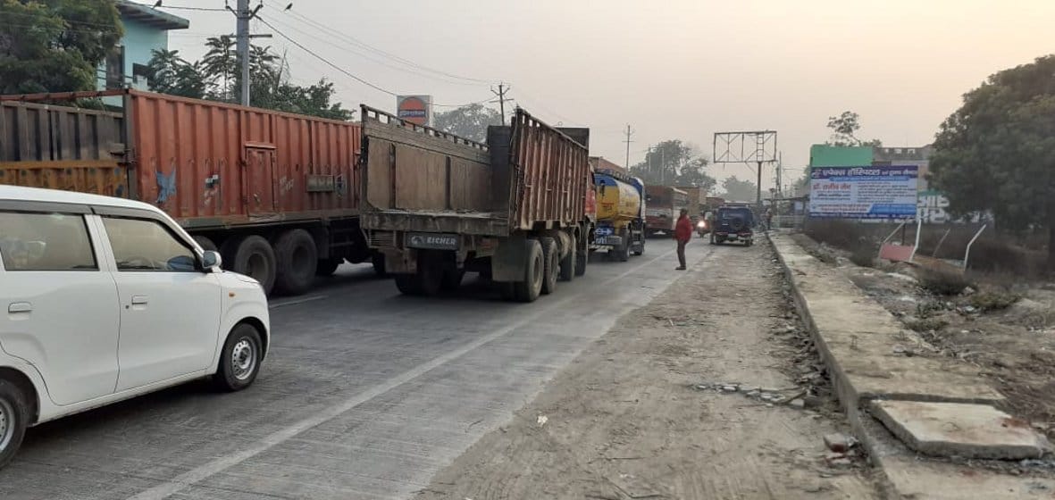 Sugarcane truck overturned on highway, road blocked for five hours