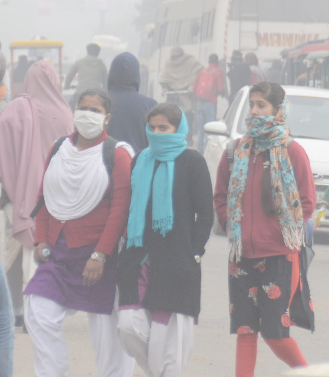 People shivered by cold winds, day's mercury dropped to 4.5 degrees