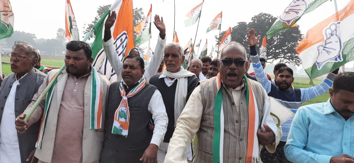 Congress workers took out post tour in favor of farmers on Foundation Day