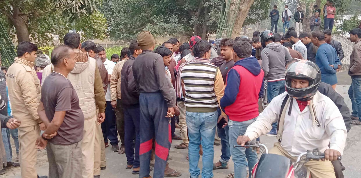 Youth dies after being crushed by a truck due to overtake