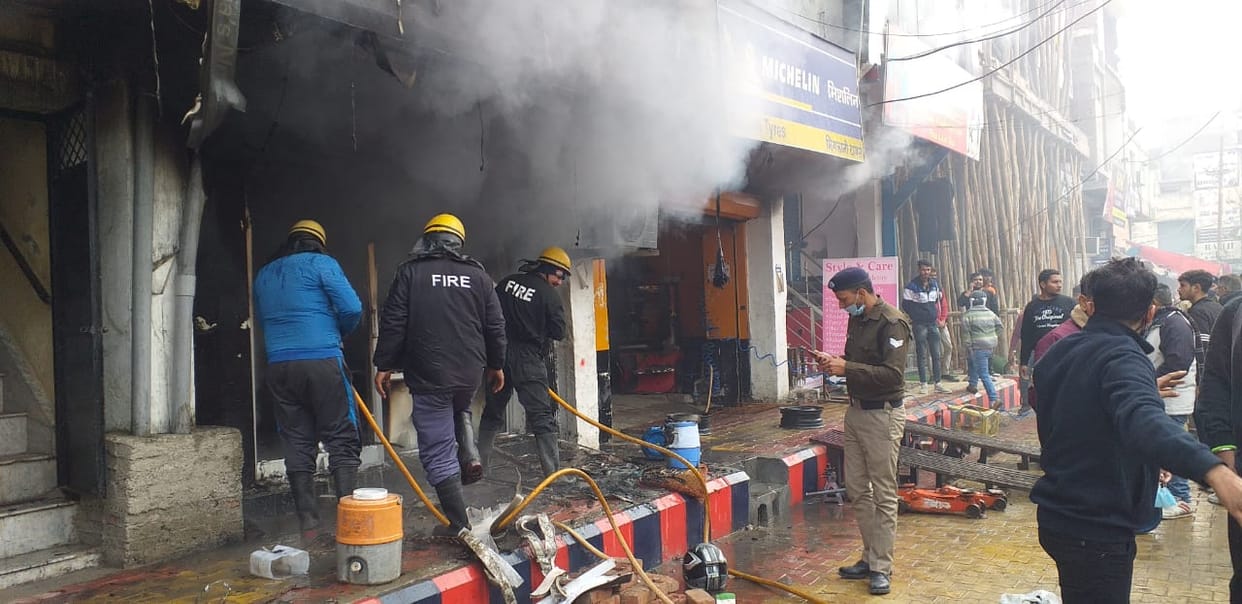 Dehradun Uttarakhand Fire News in Hindi: fire in tier shop due to short circuit