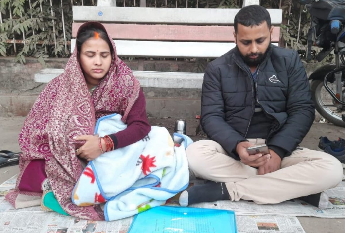 Husband and wife hunger strike for eight hours with handicap born son in Gorakhpur