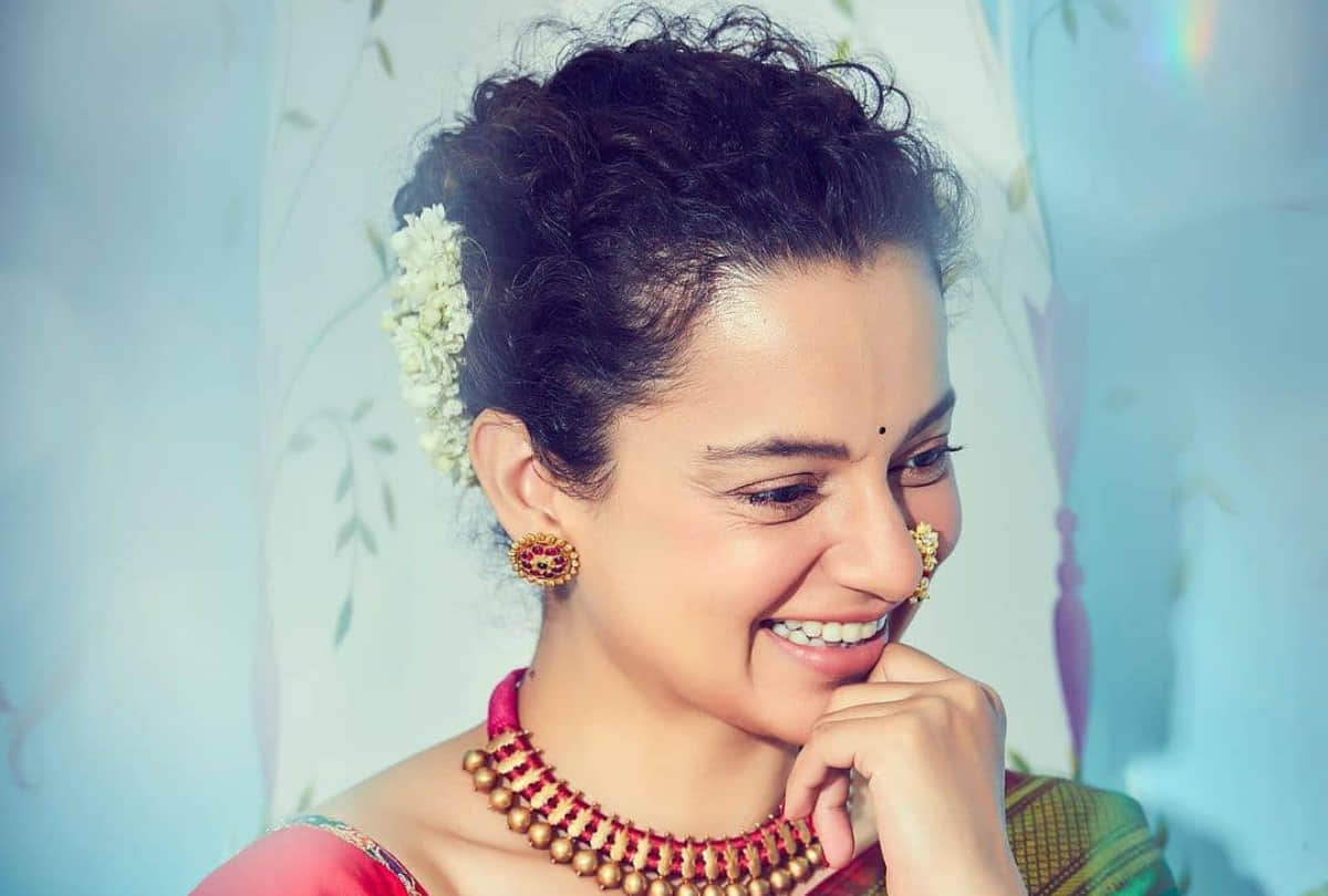 Kangana Ranaut designed her own dress for the ceremony receiving first National Film Award from President Pratibha Patil