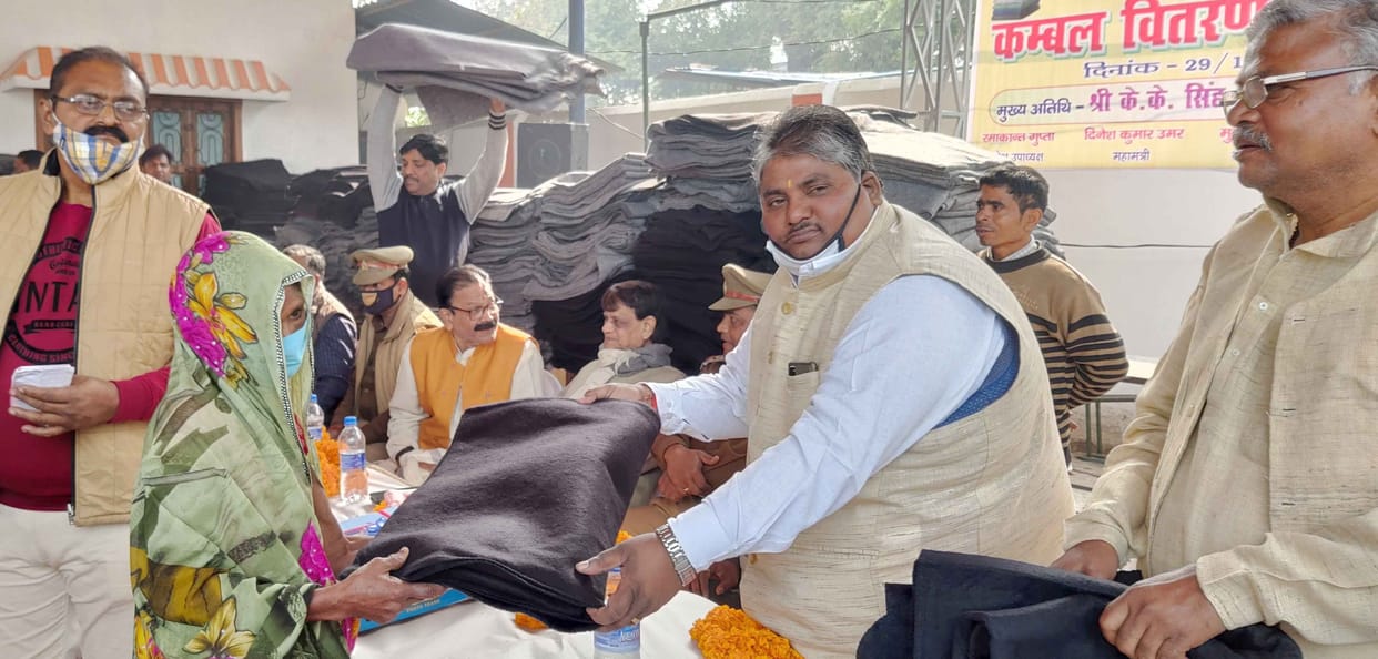 Business board distributed blankets among one thousand helpless families