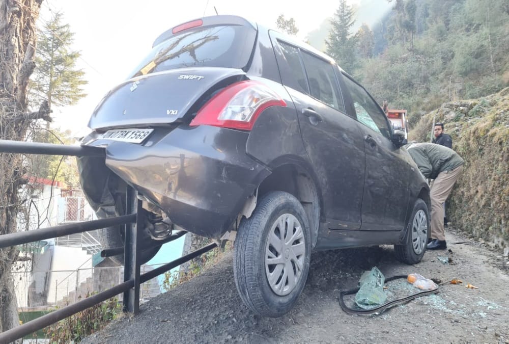 Uttarakhand Weather Latest News: Frost Become Danger in Mussoorie, Tourist Vehicles Slipping photos