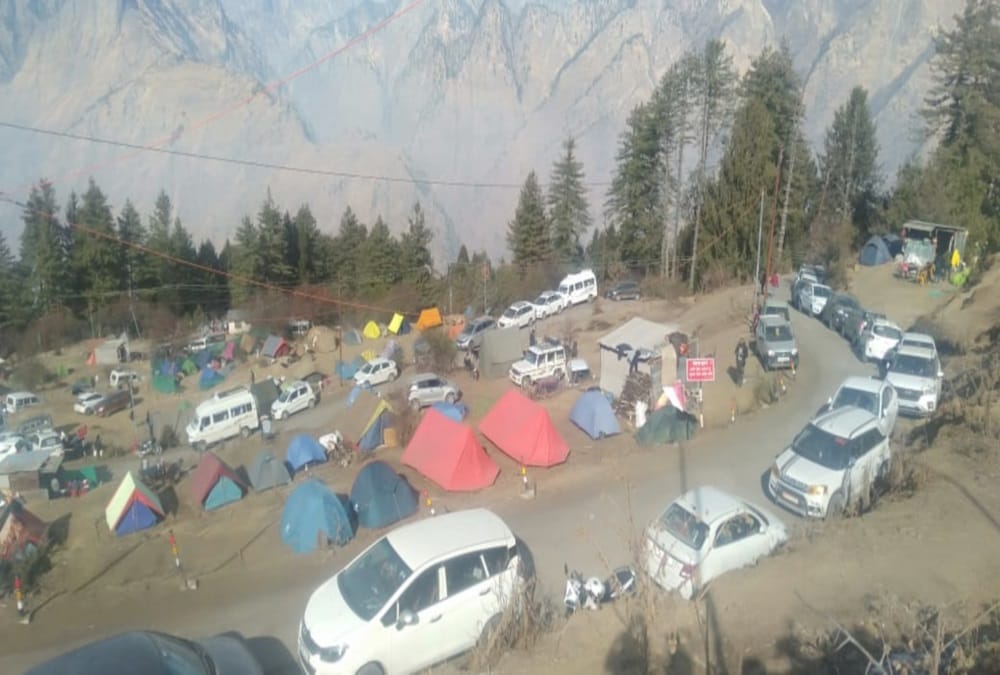 New Year 2021 in Uttarakhand Latest News: Auli Hotels Pack With Tourist,  20 Percent  booking cancel in Mussoorie