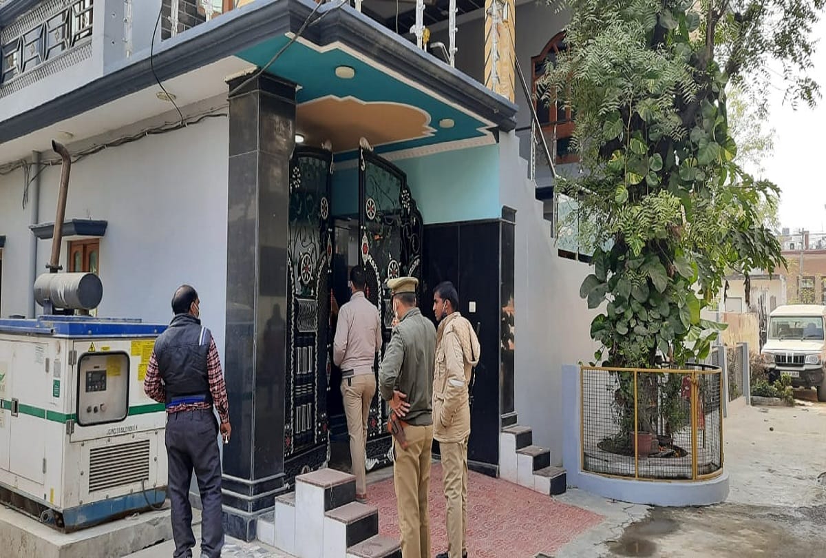 ED's raid in Amethi, former cabinet minister Gayatri Prajapati's house