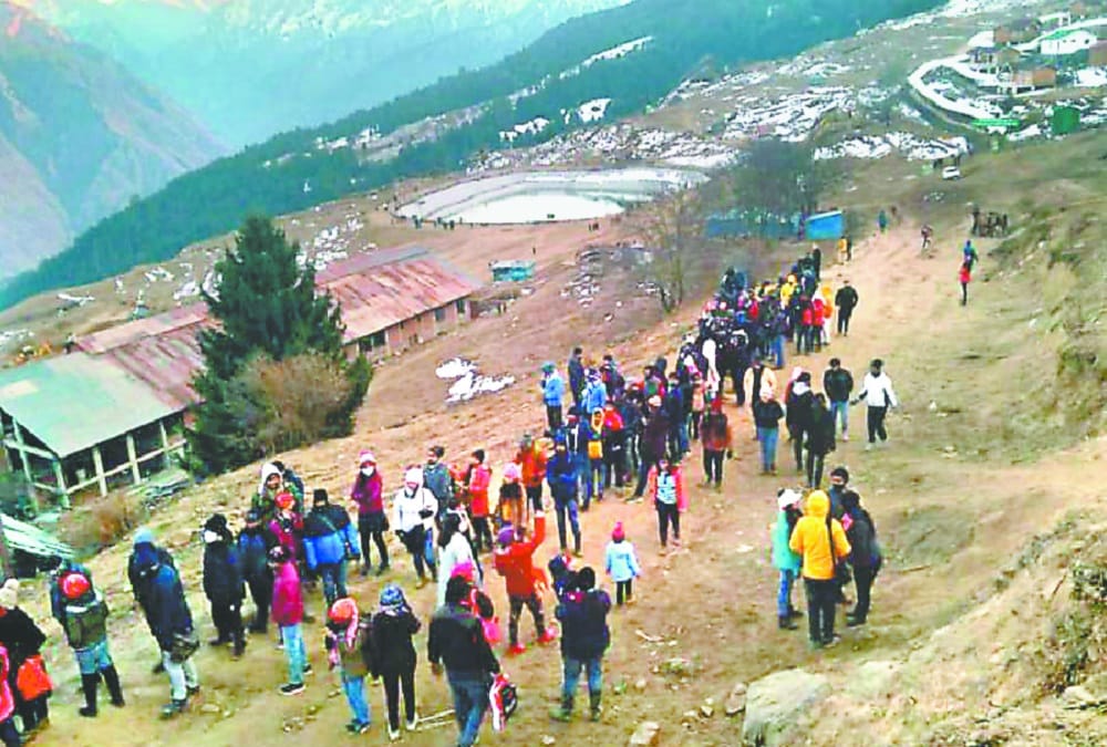 New Year 2021 in Uttarakhand Latest News: Auli Hotels Pack With Tourist,  20 Percent  booking cancel in Mussoorie