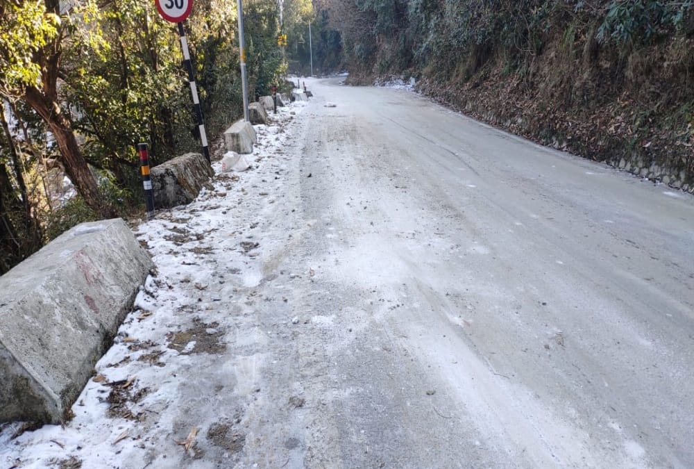 Uttarakhand Weather Latest News: Frost Become Danger in Mussoorie, Tourist Vehicles Slipping photos