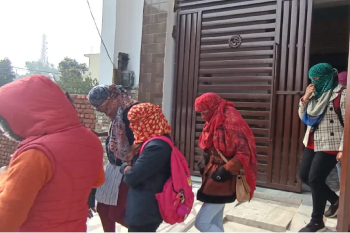 Meerut News in Hindi: Police has raid and many couple caught in a hotel at Modipuram