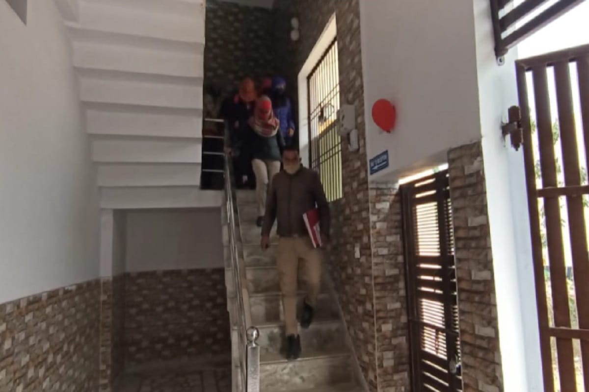 Meerut News in Hindi: Police has raid and many couple caught in a hotel at Modipuram