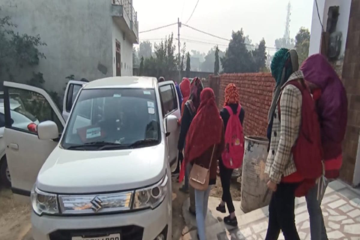 Meerut News in Hindi: Police has raid and many couple caught in a hotel at Modipuram