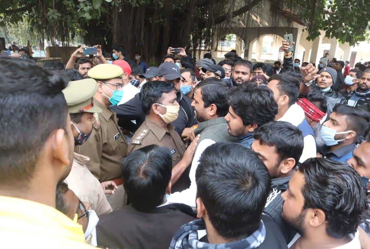 Stones in two groups of Allahabad University and competitive students, one student shot in firing