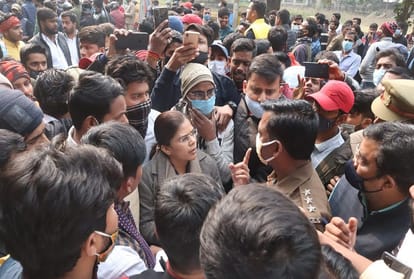 Stones in two groups of Allahabad University and competitive students, one student shot in firing