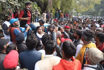 Stones in two groups of Allahabad University and competitive students, one student shot in firing