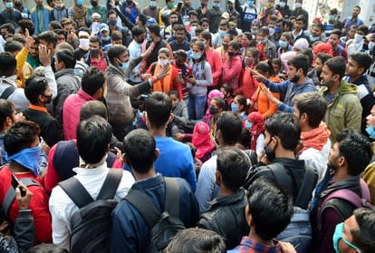Stones in two groups of Allahabad University and competitive students, one student shot in firing