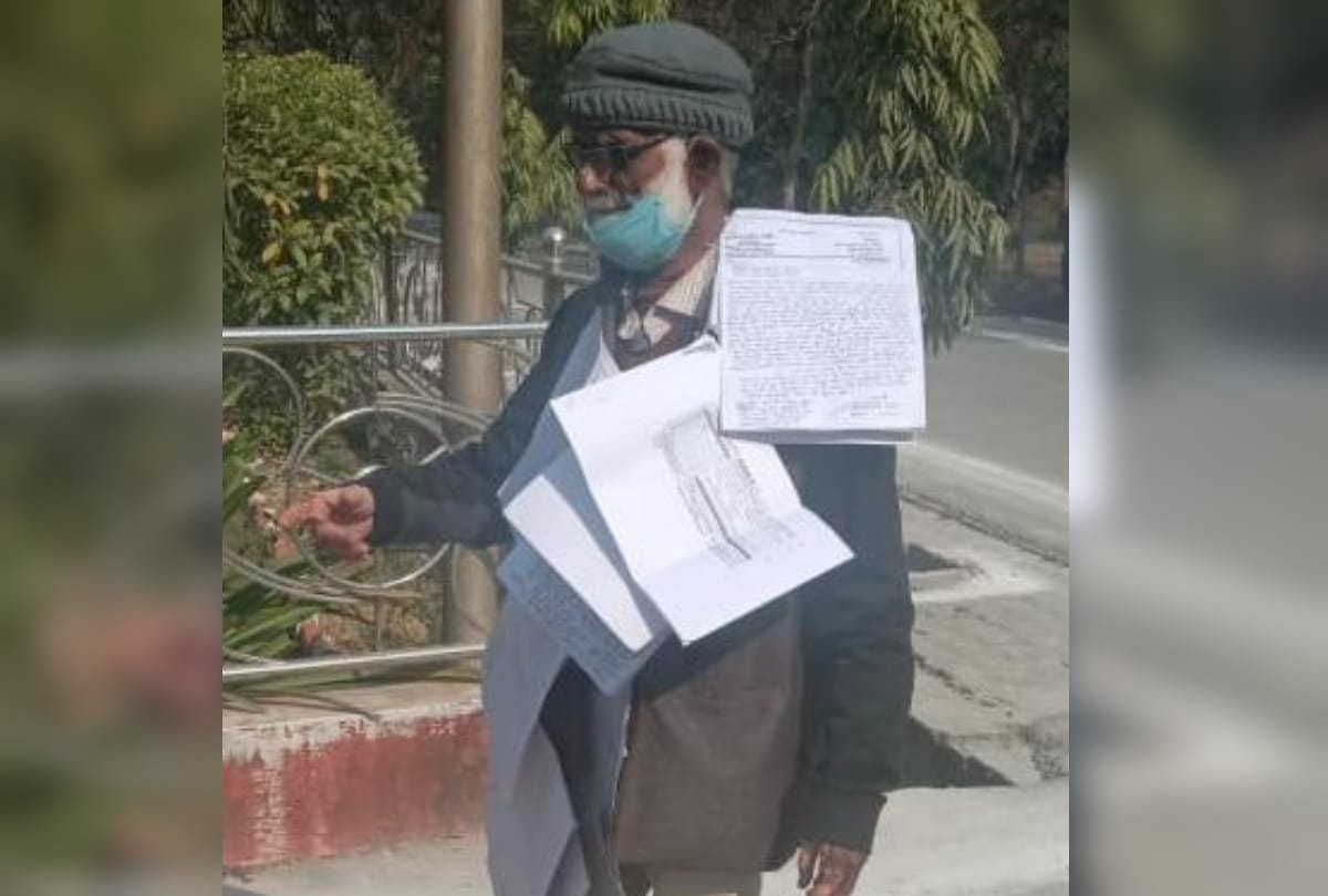 complainant wearing garland of complaint letters in Collectorate at sant kabir nagar