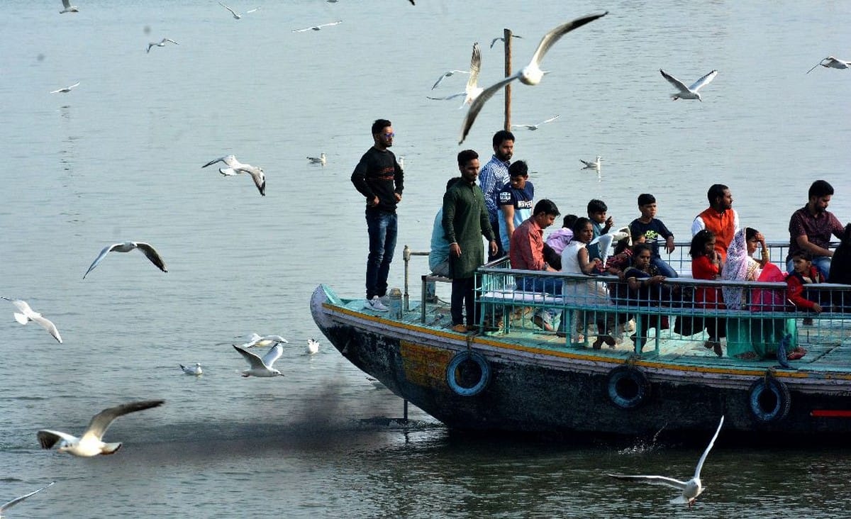 varanasi weather Update: Fog knocks amidst moist winds cold will increase after November 15 