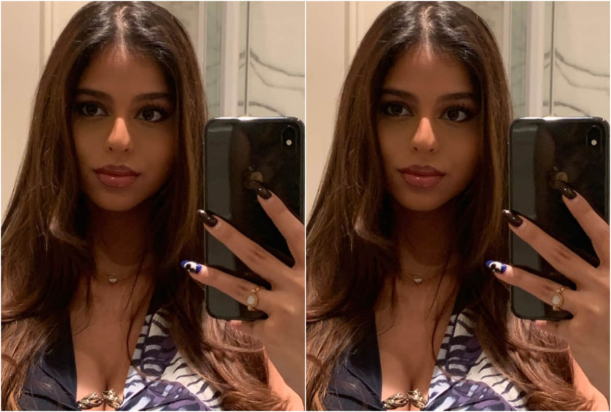 Suhana Khan Glamorous Mirror Selfie With Friend Goes Viral On Social Media